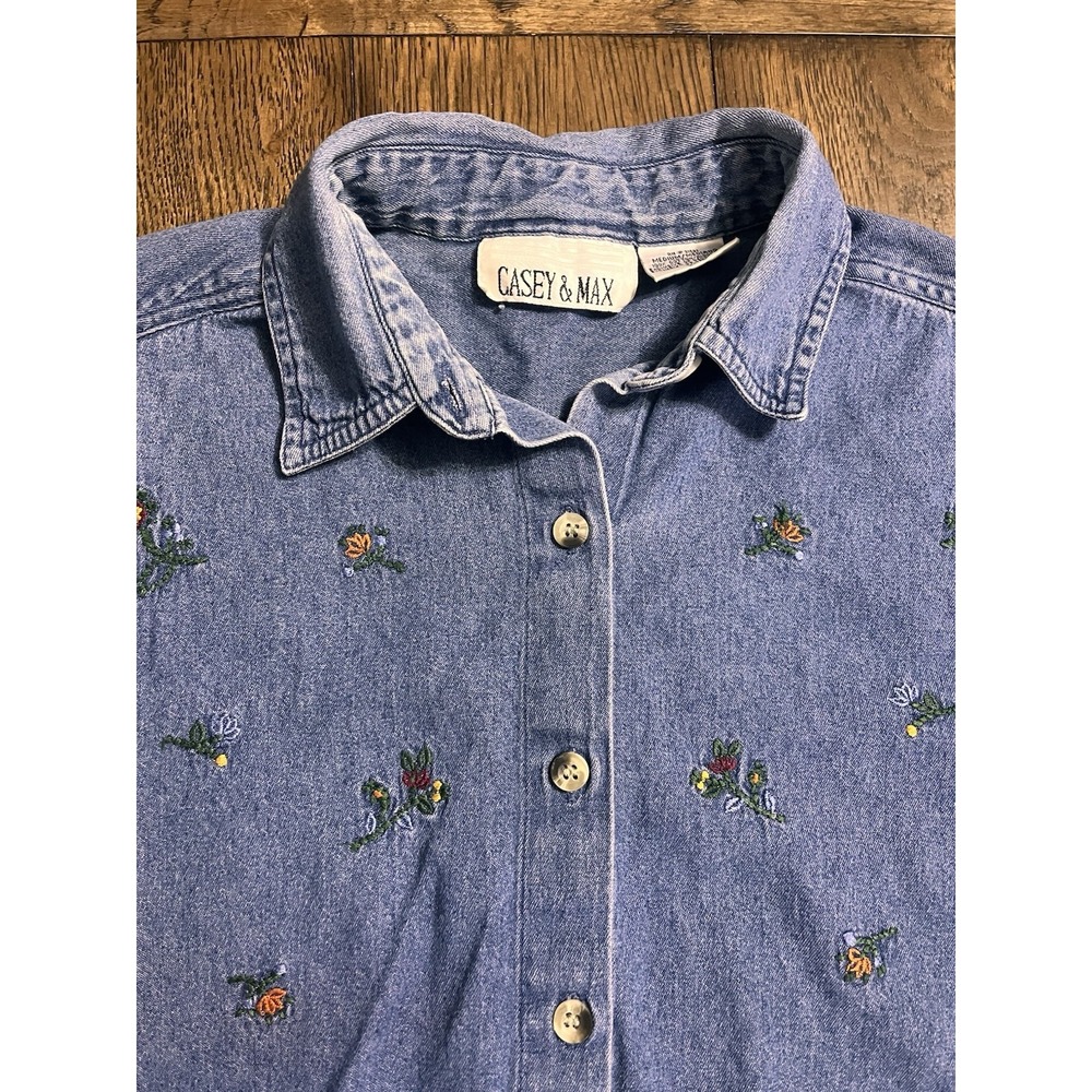 VTG Casey & Max SIZE MEDIUM Denim Top Floral Embroidered Button Up Shirt